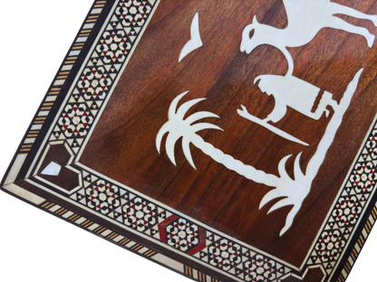 Rara Caja de Mosaico Camello Vintage 1970 – Arte Oriental Damasceno Hecho a Mano con Incrustación de Perla