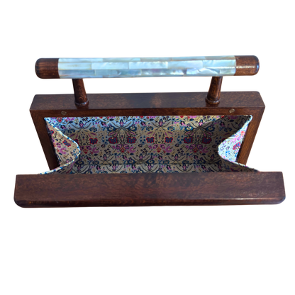 Le Jasmin de Damas – Pochette Damasquine en Noyer avec Incrustations de Nacre et Doublure en Brocart
