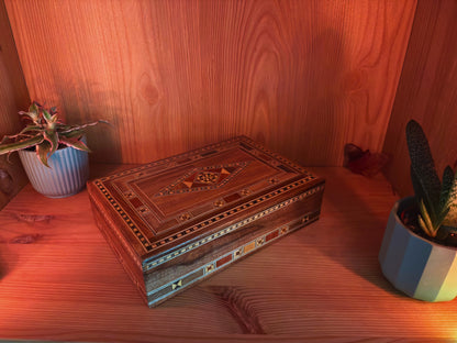 Elegante caja de joyas damasquina rectangular – Hecha a mano con madera de haya, eucalipto y limonero