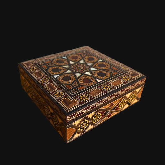 Caja de Mosaico Damasquino Hecha a Mano por el Maestro Gaby Al Dayeh – Nácar y Terciopelo