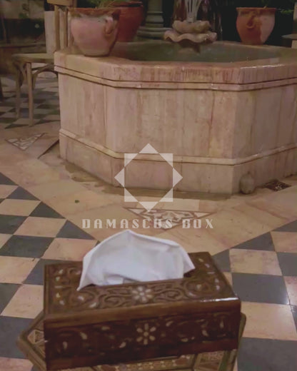 Handgeschnitzte Taschentuchbox aus Buchenholz – Walnussoptik mit Perlmutt