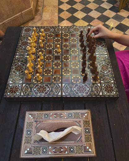 Mesa de Backgammon y Ajedrez Damasquina Hecha a Mano por Gaby Al Dayeh – Obra Maestra con Incrustaciones de Nácar