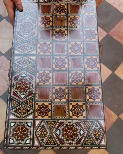 Mesa de Backgammon y Ajedrez Damasquina Hecha a Mano por Gaby Al Dayeh – Obra Maestra con Incrustaciones de Nácar