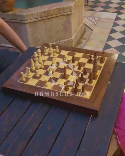 Handgemaakte Damasceense Schaak- en Backgammontafel van Gaby Al Dayeh – Klassiek Mozaïekontwerp